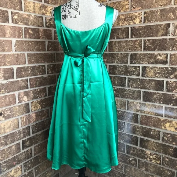 Emerald Green Dress - Picture 4 of 10